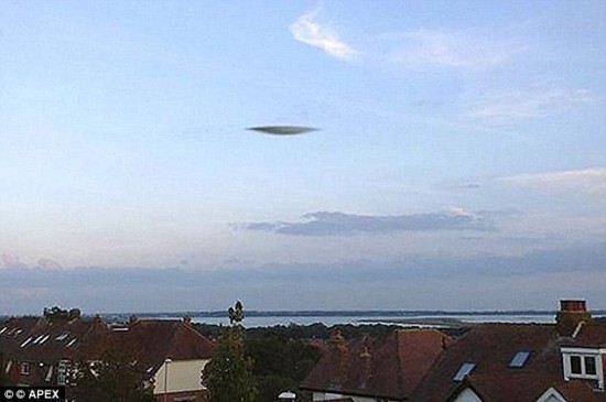 美军机密影片17年后流出战机拍下发光三角UFO