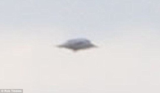 美军机密影片17年后流出战机拍下发光三角UFO