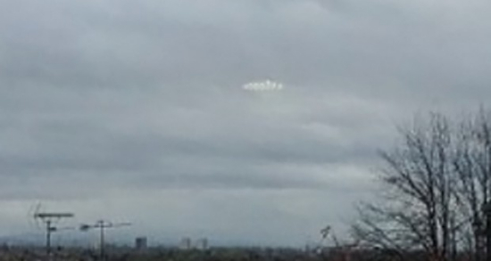 美军机密影片17年后流出战机拍下发光三角UFO