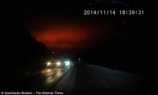美军机密影片17年后流出战机拍下发光三角UFO