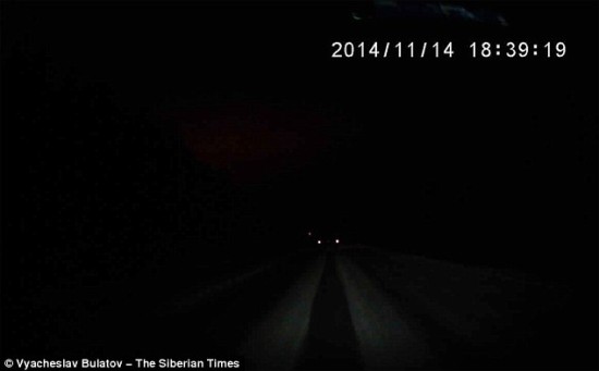 美军机密影片17年后流出战机拍下发光三角UFO