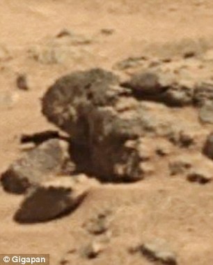 美军机密影片17年后流出战机拍下发光三角UFO