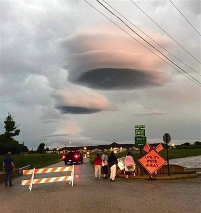 据英国《每日邮报》5月27日报道，美国男子戴维斯日前在美国得克萨斯州罗伯森县和列昂县上空，抓拍到酷似UFO形状的云团。