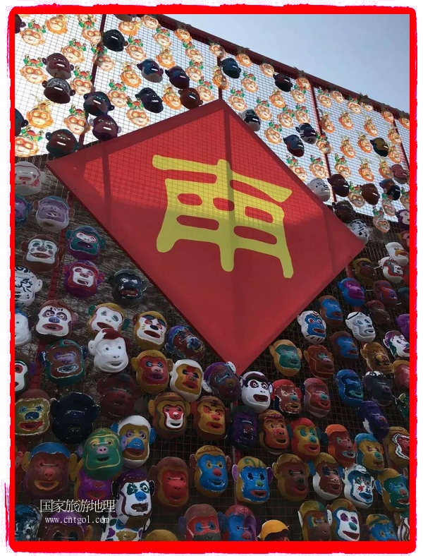 中国规模最大的猴面具彩绘在南浔古镇展示。猴子真是今年最红的动物。