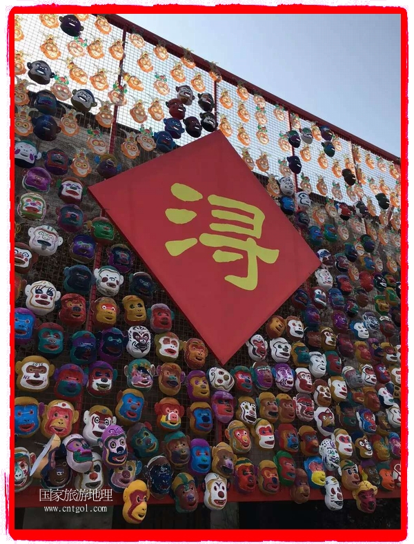 中国规模最大的猴面具彩绘在南浔古镇展示。猴子真是今年最红的动物。