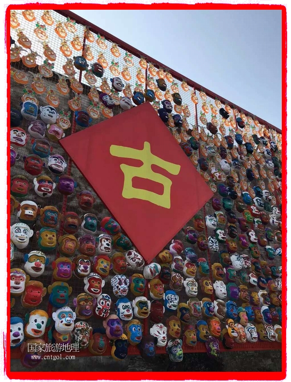 中国规模最大的猴面具彩绘在南浔古镇展示。猴子真是今年最红的动物。