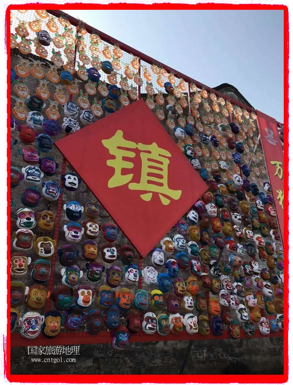 中国规模最大的猴面具彩绘在南浔古镇展示。猴子真是今年最红的动物。