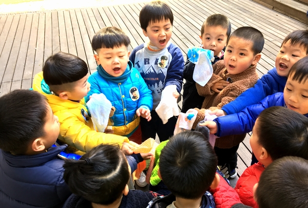 杭州娃传承雷锋精神做一名新时代的“小雷锋”(图)