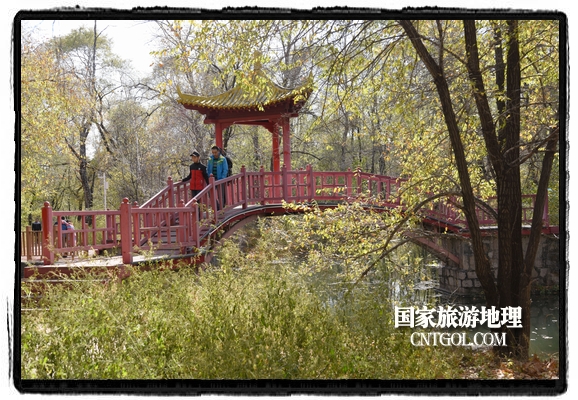 扎兰屯市五彩缤纷赏秋色“游人如织”（图）