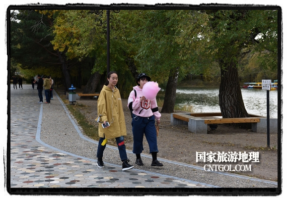 扎兰屯市五彩缤纷赏秋色“游人如织”（图）