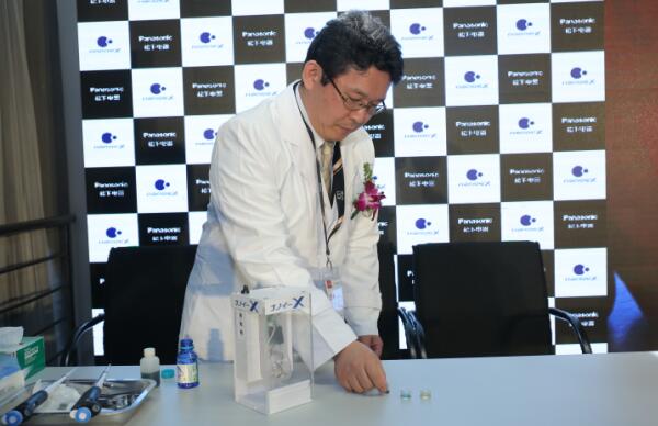 技术人员现场演示nanoeX除菌实验