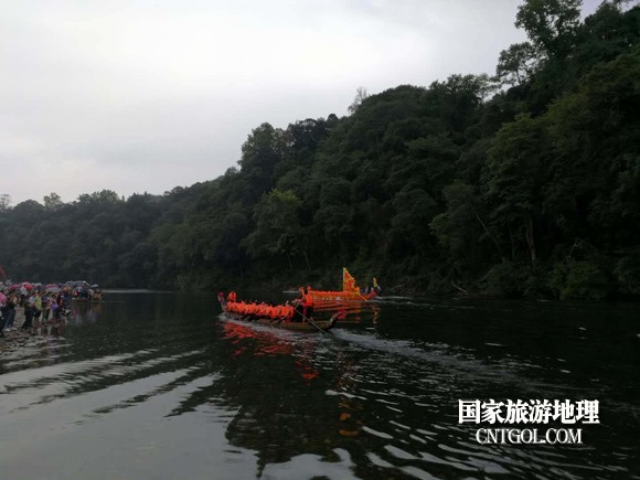 江西婺源汪口龙舟竞渡庆祝中国农民丰收节(图)