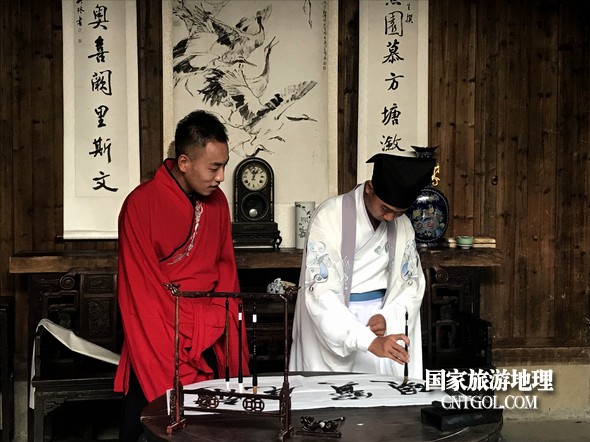 游人身着南宋时期服饰在婺源熹园景区开展互动式新玩法,体验南宋时期的朱家庄繁华景象。为更好地打造景区品牌,婺源天唐文旅集团有限公司旗下的熹园景区,将11月18日推出新品,熹园采用简约明了全新LOGO,将引桂桥、朱绯塘、尊经阁等熹园特有的建筑元素融入其中。 新品首创沉浸式互动体验新玩法,让游客重归朱子故里,沉浸理学文化,不断将朱子文化走向世界。