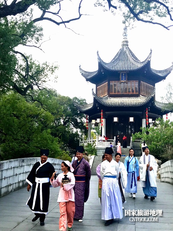 游人身着南宋时期服饰在婺源熹园景区开展互动式新玩法,体验南宋时期的朱家庄繁华景象。为更好地打造景区品牌,婺源天唐文旅集团有限公司旗下的熹园景区,将11月18日推出新品,熹园采用简约明了全新LOGO,将引桂桥、朱绯塘、尊经阁等熹园特有的建筑元素融入其中。 新品首创沉浸式互动体验新玩法,让游客重归朱子故里,沉浸理学文化,不断将朱子文化走向世界。
