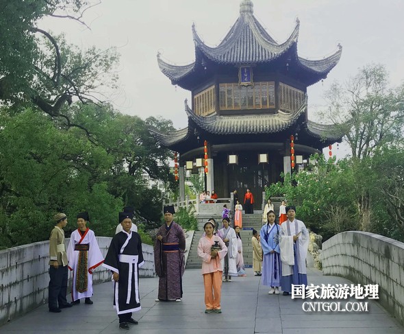 游人身着南宋时期服饰在婺源熹园景区开展互动式新玩法,体验南宋时期的朱家庄繁华景象。为更好地打造景区品牌,婺源天唐文旅集团有限公司旗下的熹园景区,将11月18日推出新品,熹园采用简约明了全新LOGO,将引桂桥、朱绯塘、尊经阁等熹园特有的建筑元素融入其中。 新品首创沉浸式互动体验新玩法,让游客重归朱子故里,沉浸理学文化,不断将朱子文化走向世界。