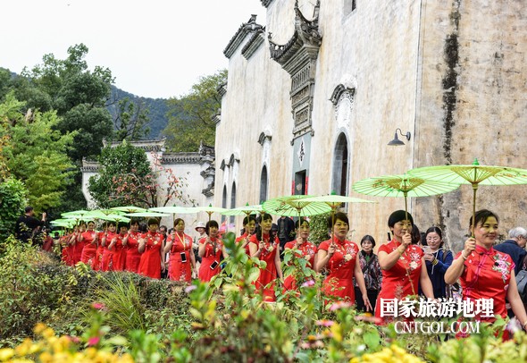 120名旗袍佳丽在篁岭古村走秀。