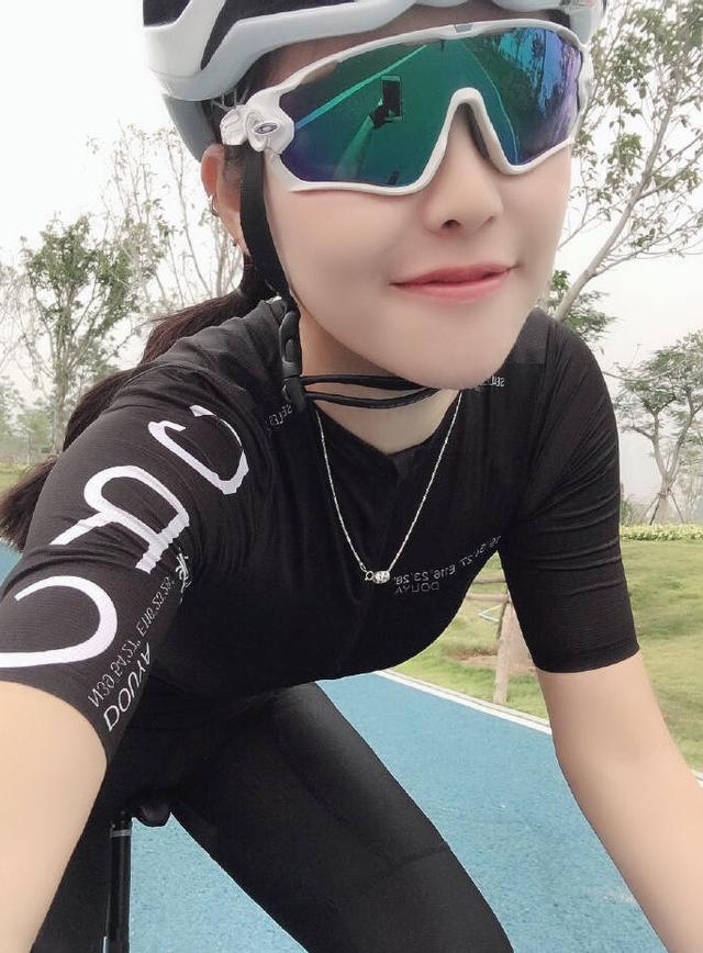 自行车上舞蹈的美丽姑娘——杨丽萍