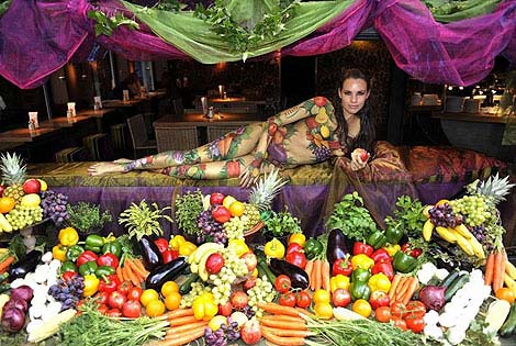 组图：女模特利用人体彩绘宣传素食主义