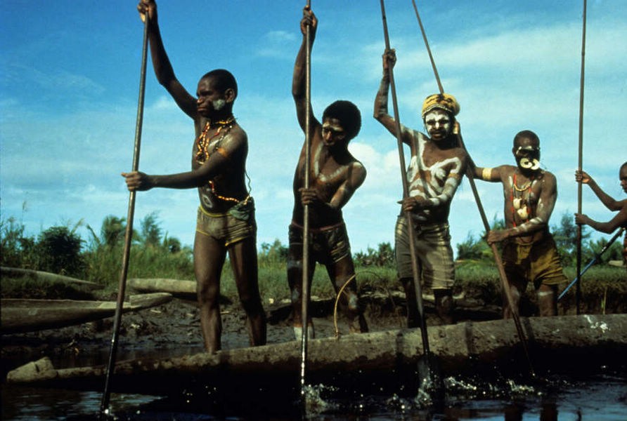 阿斯马特人居住的海岸地带没有公路，他们只能长期使用独木舟在热带雨林下广阔而深邃的河流网络中川行。