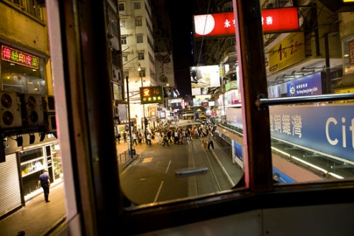 穿梭于这灯火阑珊处 坐叮当车夜游香港