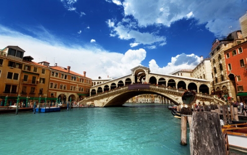 乘贡多拉游水城威尼斯 阡陌纵横的浪漫河道