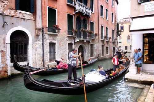 乘贡多拉游水城威尼斯 阡陌纵横的浪漫河道