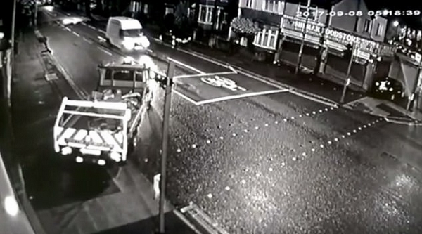 英理发店遭卡车冲撞门窗损毁仍照常营业