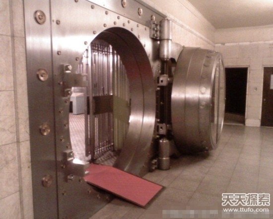 中国第一地下金库内部曝光:3万多个保险箱
