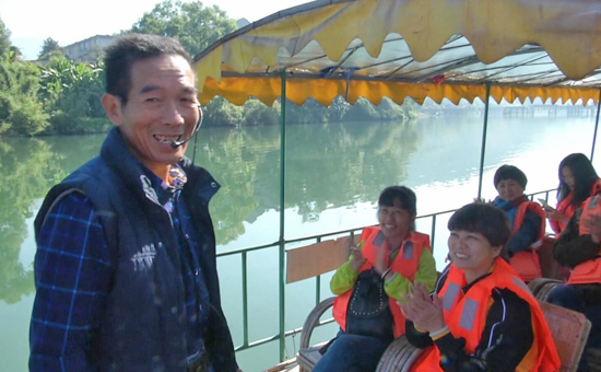 mmexport1510620202900 尤溪:竹排上的业余导游随囗唱出山歌迷倒游人