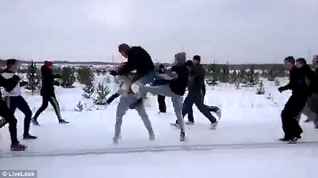 俄两足球流氓团伙雪地里激战后握手言和