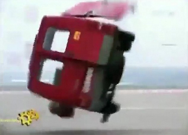 惊险!空客320起飞时“吹飞”路边面包车
