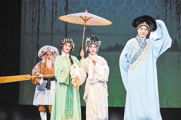 香港八和会馆演出的粤剧《白蛇传》剧照 蓉城戏迷有福了,川剧与粤剧的戏曲大礼包来啦!本周日下午,“艺聚锦官城—蓉港戏曲汇演”将在锦江剧场唱响。香港八和会馆艺术总监罗家英将带领演出团队亮相成都,与成都市川剧研究院的演员同台飙戏,为成都戏迷呈现粤剧与川剧的艺术风采。据了解,这是香港八和会馆继2016年来蓉演出后,再次来蓉交流演出。 戏曲汇演上,香港八和会馆将带来粤剧《白蛇传》中的名段《盗仙草》,以及粤剧传统名段《五郎救弟》;成都市川剧研究院将带来灯戏《拿虎》,该院优