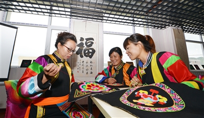 土族盘绣:农民指尖上的“非遗”