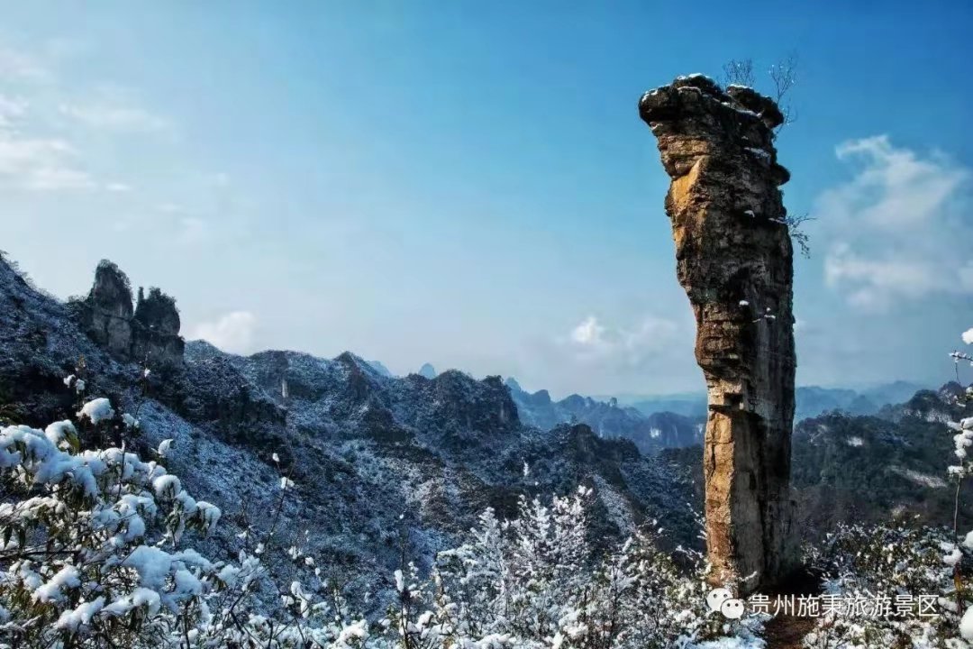 【黔东南】12月11日起 施秉云台山景区恢复开园_观赏网 云台山位于施秉县北部,距县城区13公里。云台山风景区是儛阳河国家级风景名胜区的主要组成部分,由云台山、外营台、轿顶山及大田垴等群峰组成。面积约210平方公里,主峰团仑岩海拔1066米,突起于群山之间,因山形“四面削成,独出于云霄之半”,山巅如台,加之云雾缭绕,故名云台山。2008年,经贵州省政府批准,施秉县云台山景区被列为了“中国南方喀斯特”第二批申报世界自然遗产预选地之一。 云台山以原始自然生态、天象奇观、奇峰丽水、佛教遗址、道教古刹等自然和人文