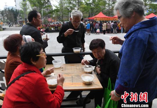 图为“老福州”们聚在一起品味用最传统的方式烹煮的鼎边。 记者 张斌 摄 图为“老福州”们聚在一起品味用最传统的方式烹煮的鼎边。 记者 张斌 摄