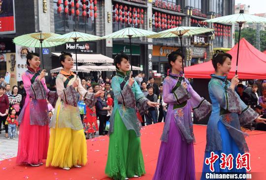 图为闽都鼎边民俗文化节上闽都民俗文艺演出,吸引了许多民众前来观看。 记者 张斌 摄 图为闽都鼎边民俗文化节上闽都民俗文艺演出,吸引了许多民众前来观看。 记者 张斌 摄