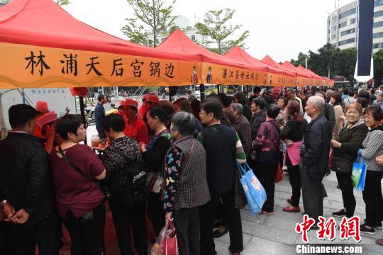 图为活动吸引了许多“老福州”前来品味用最传统的方式烹煮的鼎边。 记者 张斌 摄 图为活动吸引了许多“老福州”前来品味用最传统的方式烹煮的鼎边。 记者 张斌 摄