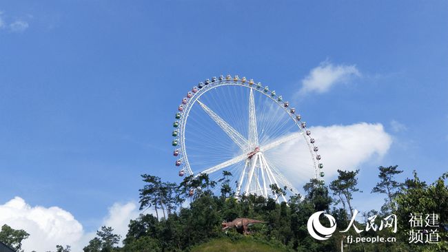 立于海拔270米山顶的“长泰之眼”巨型摩天轮,直径达88米,单圈需要18分钟。