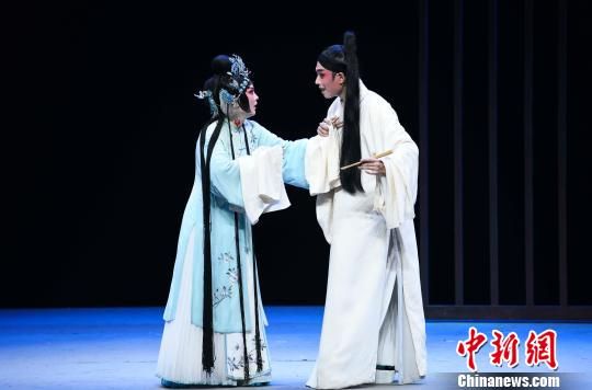 10月23日晚,国家艺术基金2019年度艺术人才培养资助项目——闽剧《双蝶扇》表演人才培养结项汇报演出在福州举行。 杨凡 摄 10月23日晚,国家艺术基金2019年度艺术人才培养资助项目——闽剧《双蝶扇》表演人才培养结项汇报演出在福州举行。 杨凡 摄