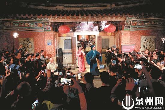 走下舞台 来到观众身边 800年梨园戏推沉浸式演出