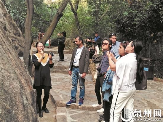 海内外媒体记者走进九日山采访 海内外媒体记者走进九日山采访