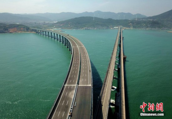 航拍建设中的福建平潭海峡公铁两用大桥