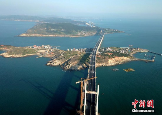 航拍建设中的福建平潭海峡公铁两用大桥